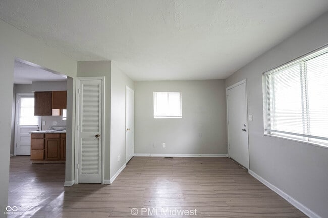 Foto del edificio - 2248 N Leland Ave
