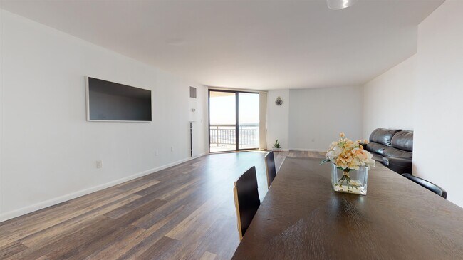 Foto del edificio - 1202 Harmon Cove Tower