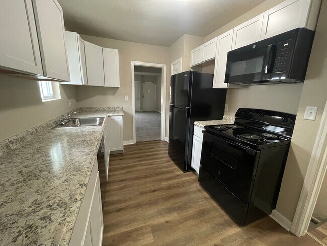 Building Photo - Large 2 Bedroom for Rent Marshalltown