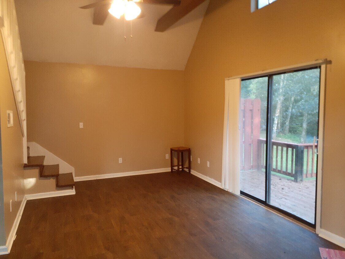 Livingroom - 13 Craven St SW