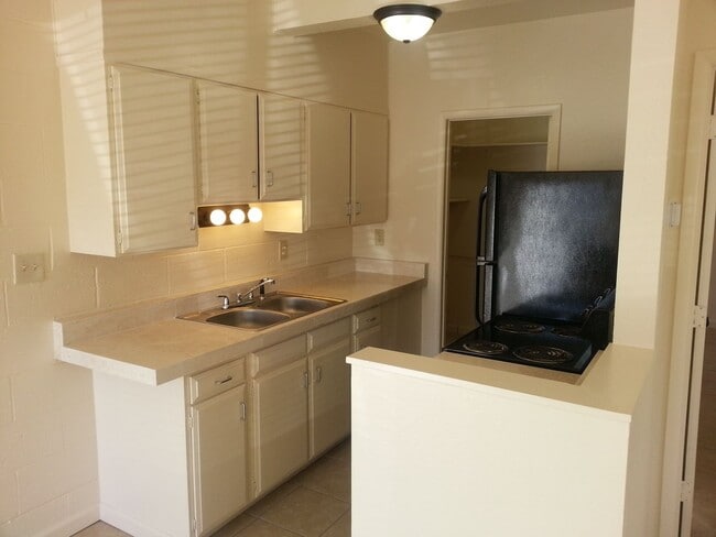 Building Photo - 3388 Smith Dr