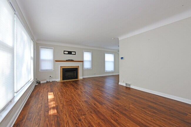 Building Photo - Beautiful 3-Bed 1-Bath Home Near Lake Nokomis!