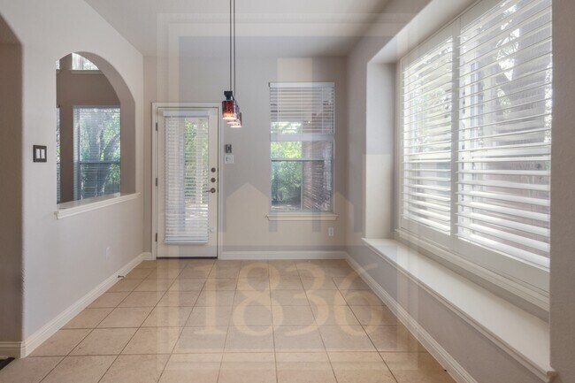 Building Photo - 2702 Lovett Ln