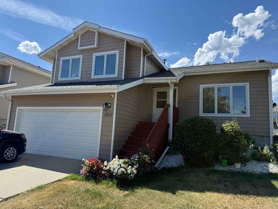 Foto principal - 3 Bedroom, 3 Bath Home for rent Close to t...