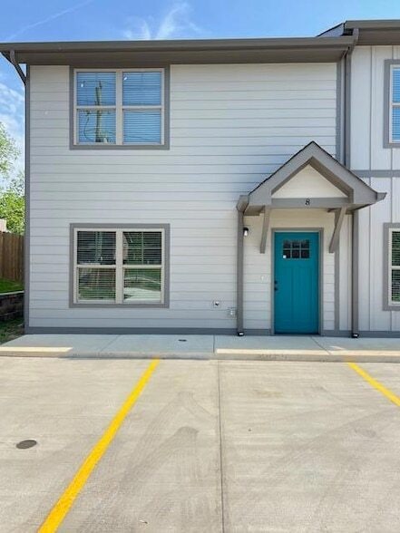 Building Photo - 2508 Villa Dr
