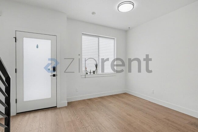 Building Photo - Unit 4