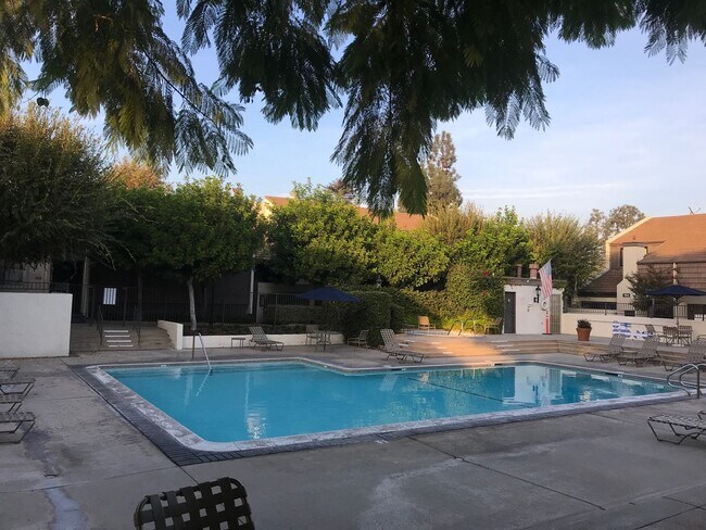 Foto del edificio - 582 W Huntington Dr