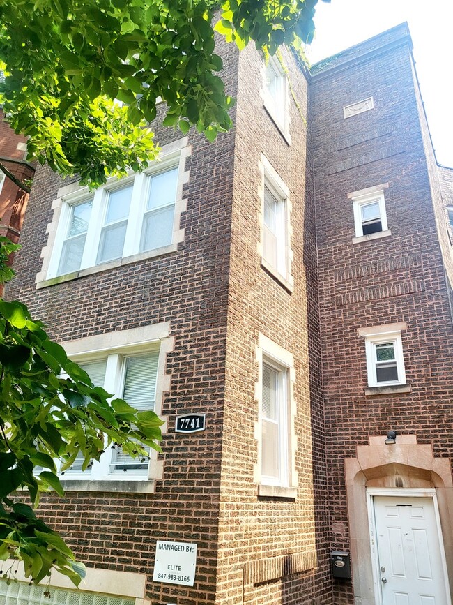 Building Photo - 7741 S Yates Blvd