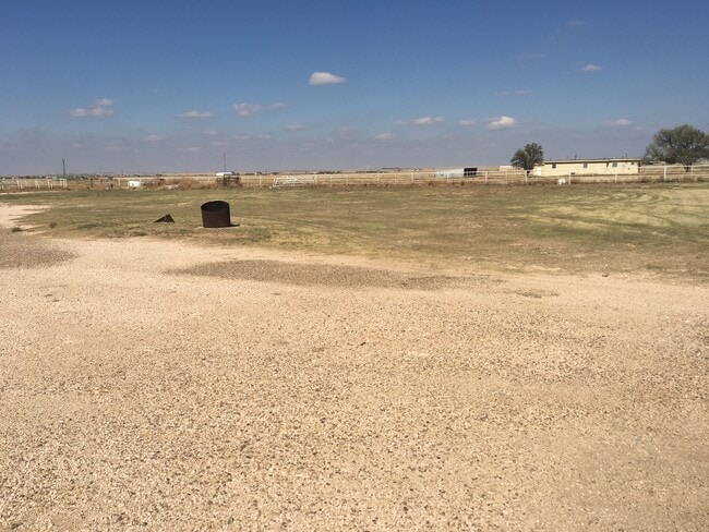 Foto del edificio - Livestock Auction converted to home 5 mile...