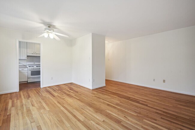 Foto del edificio - Spacious Walk Up in Parkside N. Bethesda I...