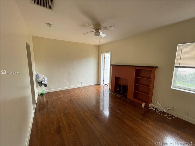 Foto del edificio - 1824 Adams St