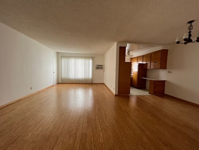 Building Photo - Excellent Location! Minutes from Beverly Hills and Hollywood