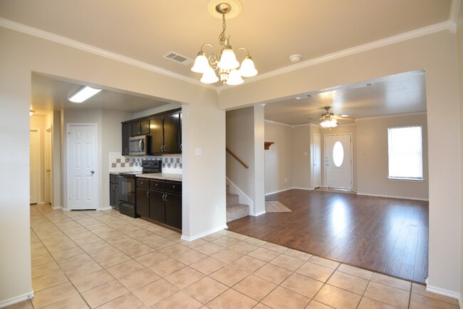 Building Photo - 303 Sumac Trail