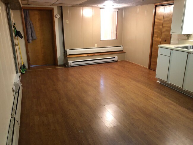 Kitchen / Living Area - 914 w walnut st