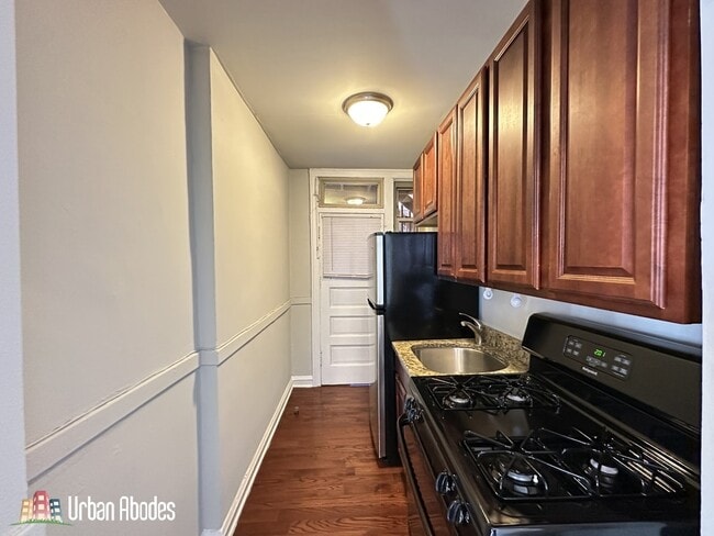 Building Photo - 528 W Surf St