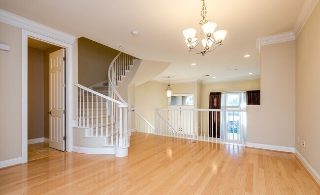 Foto del edificio - Lovely & Spacious Townhouse | High Ceiling...