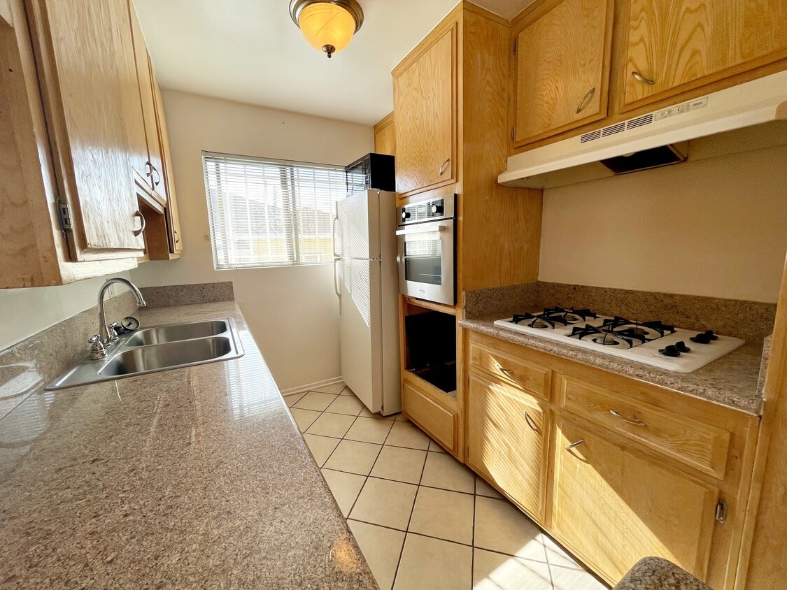 Primary Photo - 8835 Alcott St