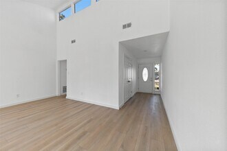 Building Photo - 2042 Lexington Woods Dr