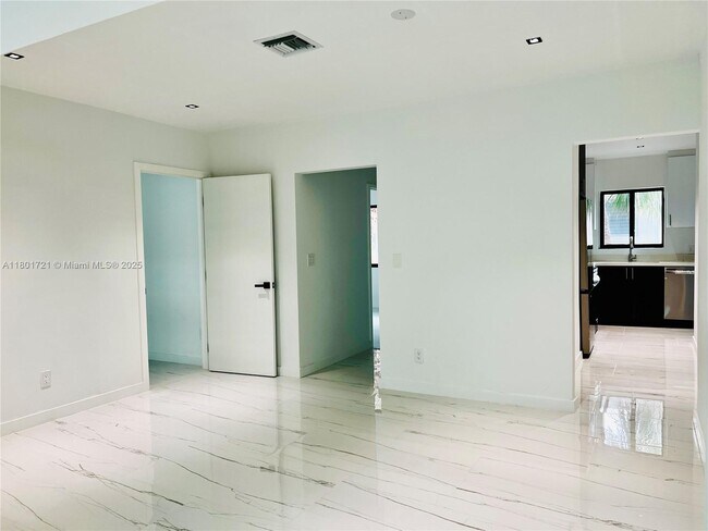 Foto del edificio - 1155 102nd St