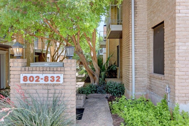 Building Photo - 802 Banister Ln