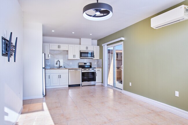 Entrada - 6383 Lake Arago Ave