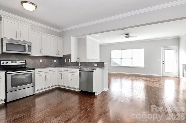 Building Photo - 8116 Dumphries Dr