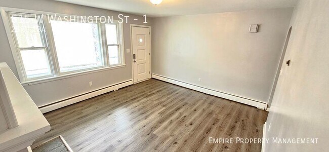 Building Photo - 2 Bedroom / 1 Bathroom Apartment located i...
