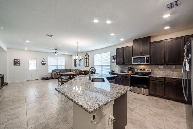 Foto del edificio - BEAUTIFUL 3-BEDROOM RECENT CONSTRUCTION AT...