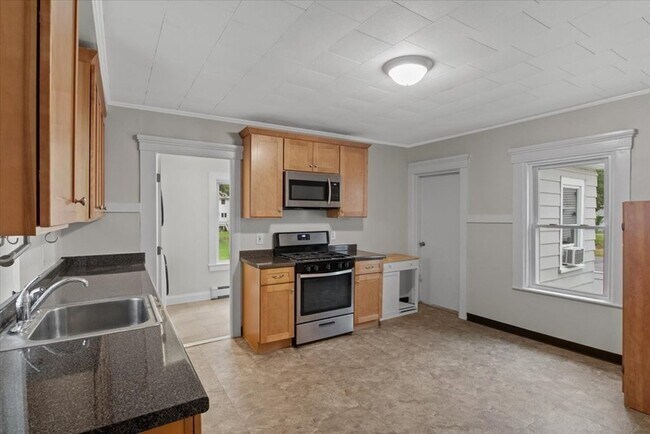 Building Photo - 146 River St