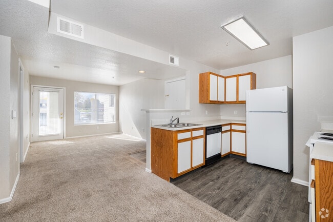 1BR, 1BA - 607SF - Kitchen / Living Room - Spring Hollow