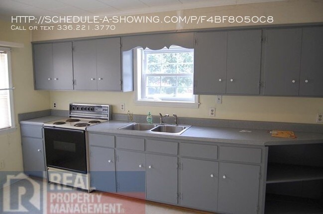 Building Photo - Fenced yard and powered workshop!