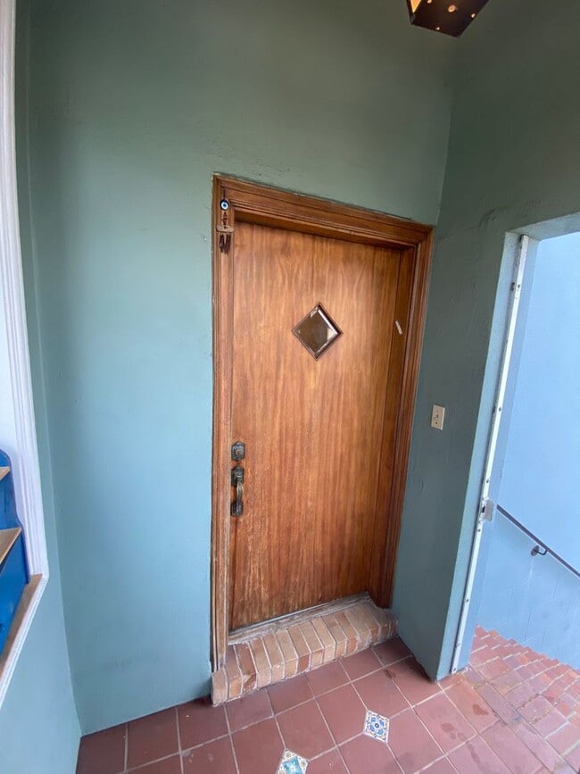Building Photo - Epic REA - Spacious Light-filled Corner House 4BD/ 2BA