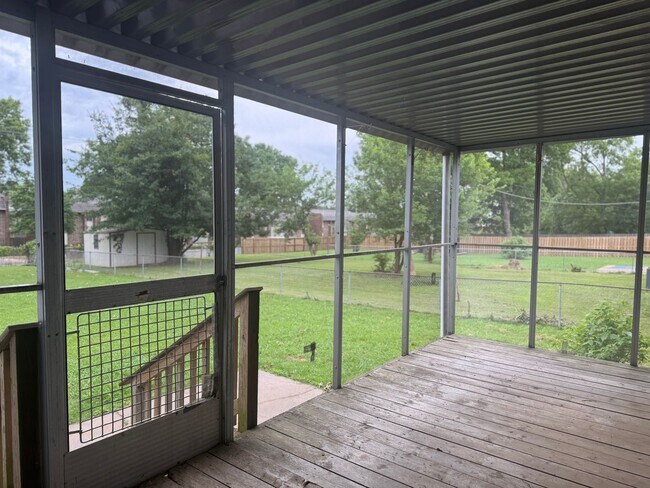 Building Photo - Charming 3 bedroom,  2 Bathroom in the cen...