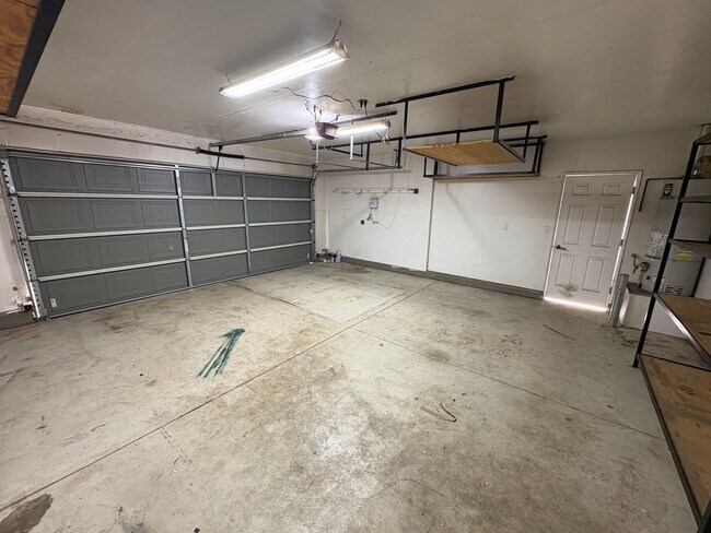 Building Photo - NE Visalia Home Available Now!