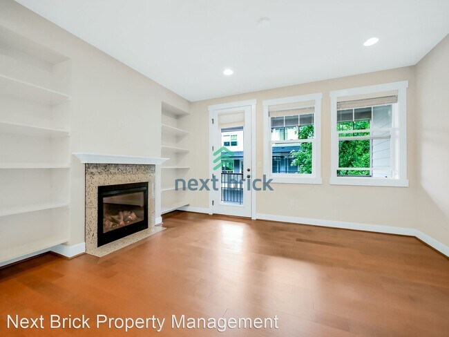 Building Photo - 3 br, 2.5 bath House - 972 NE Discovery Dr,