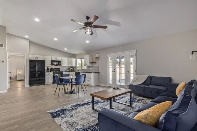 Building Photo - Stunning FURNISHED 3 bedroom 2 bathroom ho...
