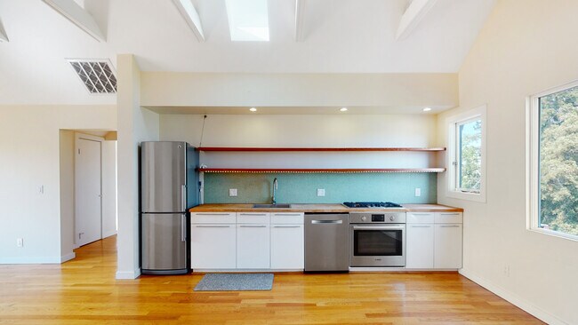 Building Photo - 2043 7th Ave