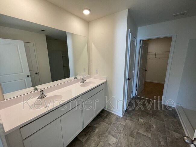 Building Photo - 340 Aspen Dr