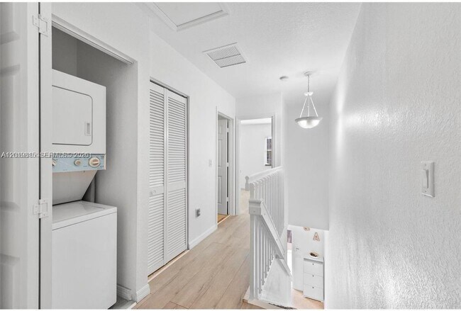 Building Photo - 1820 SW 89th Ter
