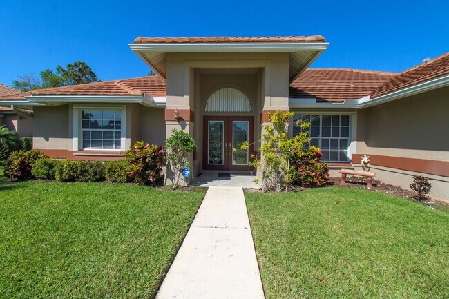 Foto del edificio - CHARMING 3-BEDROOM, 2 BATHROOM SINGLE FAMILY HOME WITH PRIVATE SOLAR-HEATED POOL IN BERKSHIRE LAK...