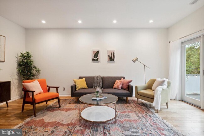 Foto del edificio - 215 Shurs Ln