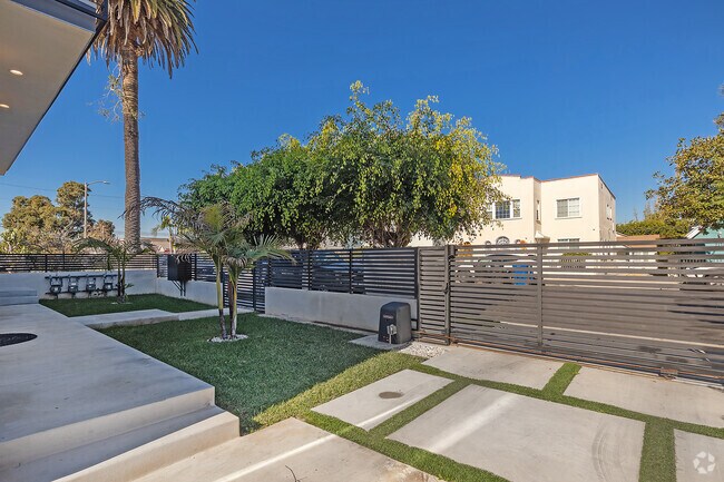 Patio delantero - 4550 W 18th St