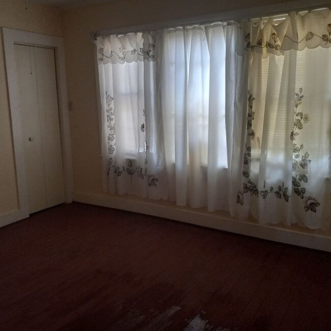 Building Photo - Three Bedroom, 2 Bathroom