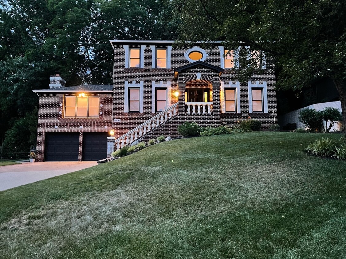 Primary Photo - 15690 Pike Trail