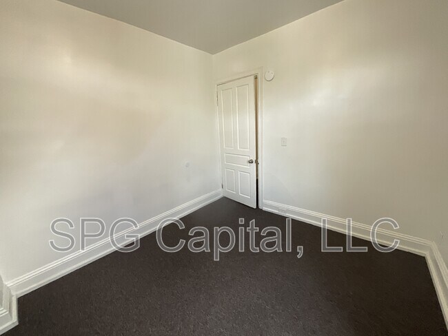 Building Photo - 330 Smyser St
