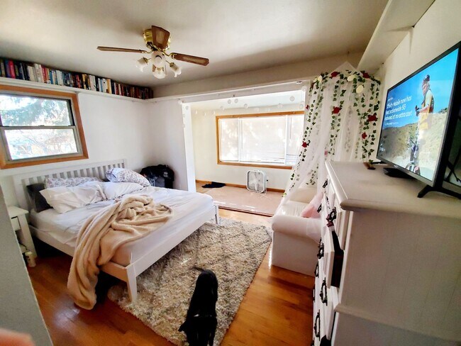 Foto del edificio - 910 Bungalow Ct