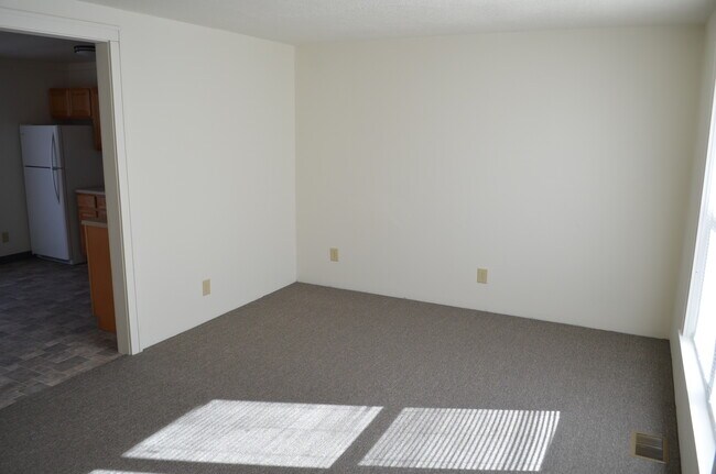 Building Photo - 67 Main St