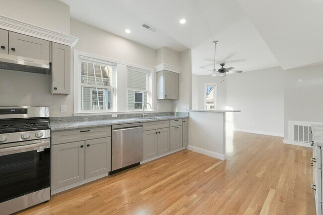 Foto del edificio - Renovated 4 bed 2 bath in Brighton!!!