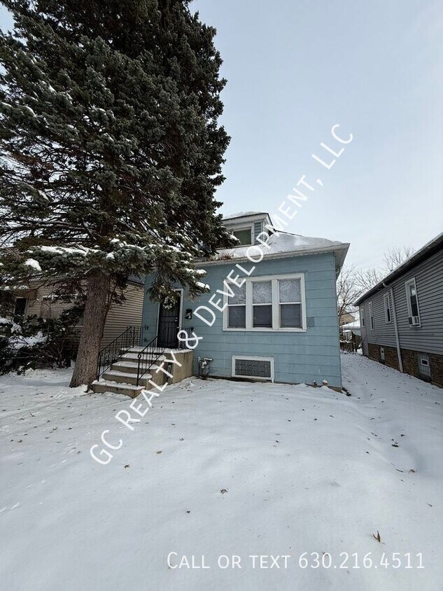 Foto principal - 8637 S Essex Ave