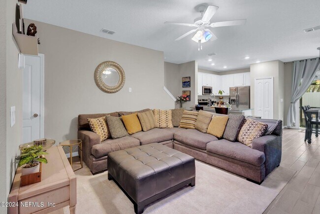 Foto del edificio - Beautiful townhome with modern and stylish...